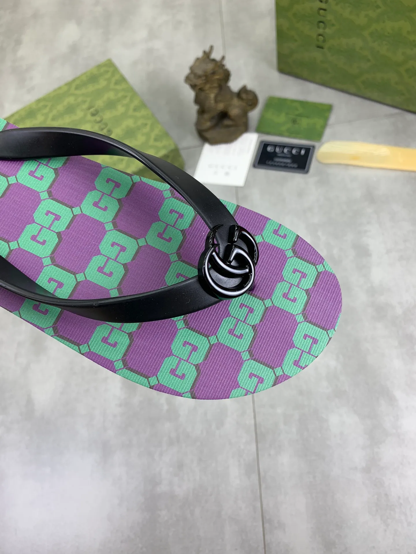 Men's men's shoes 💰P220💰【New style】🆘【GUCCI】Official website's popular Gucci adult couple 🧑‍🤝‍🧑 style, children's flip-flops are on sale at the counter simultaneously! Original fabric imported from Italy. Original bottom provided by the original factory. Size: Adult 36-45. Children’s size: 30-37. Multiple colors available.